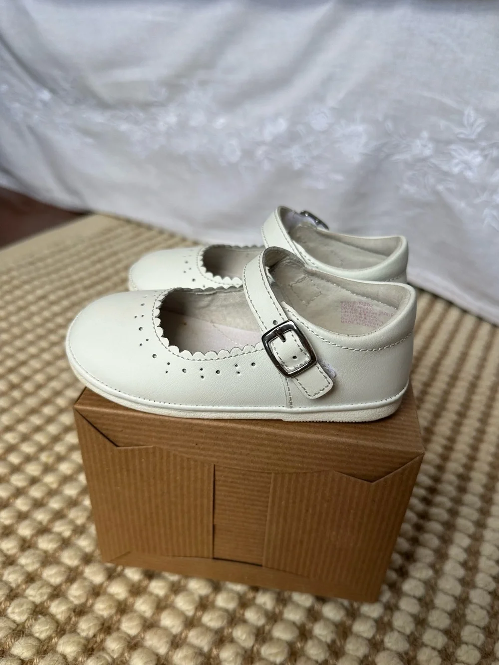 L’amour Scarlett Scalloped Mary Jane size 6 (Toddler) in white